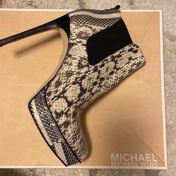 A pair of leather boots perfect for spring time. ✨ - Picture 3 of 3